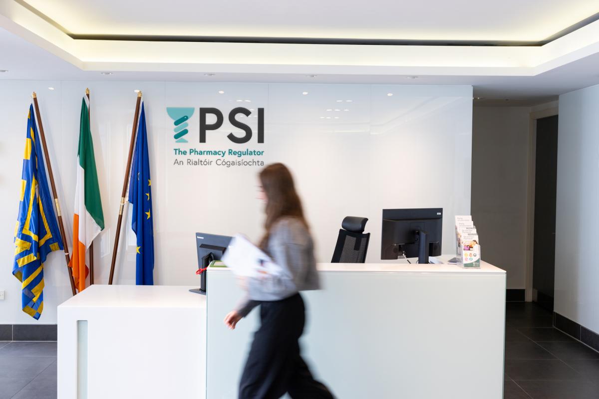 employee in reception psi